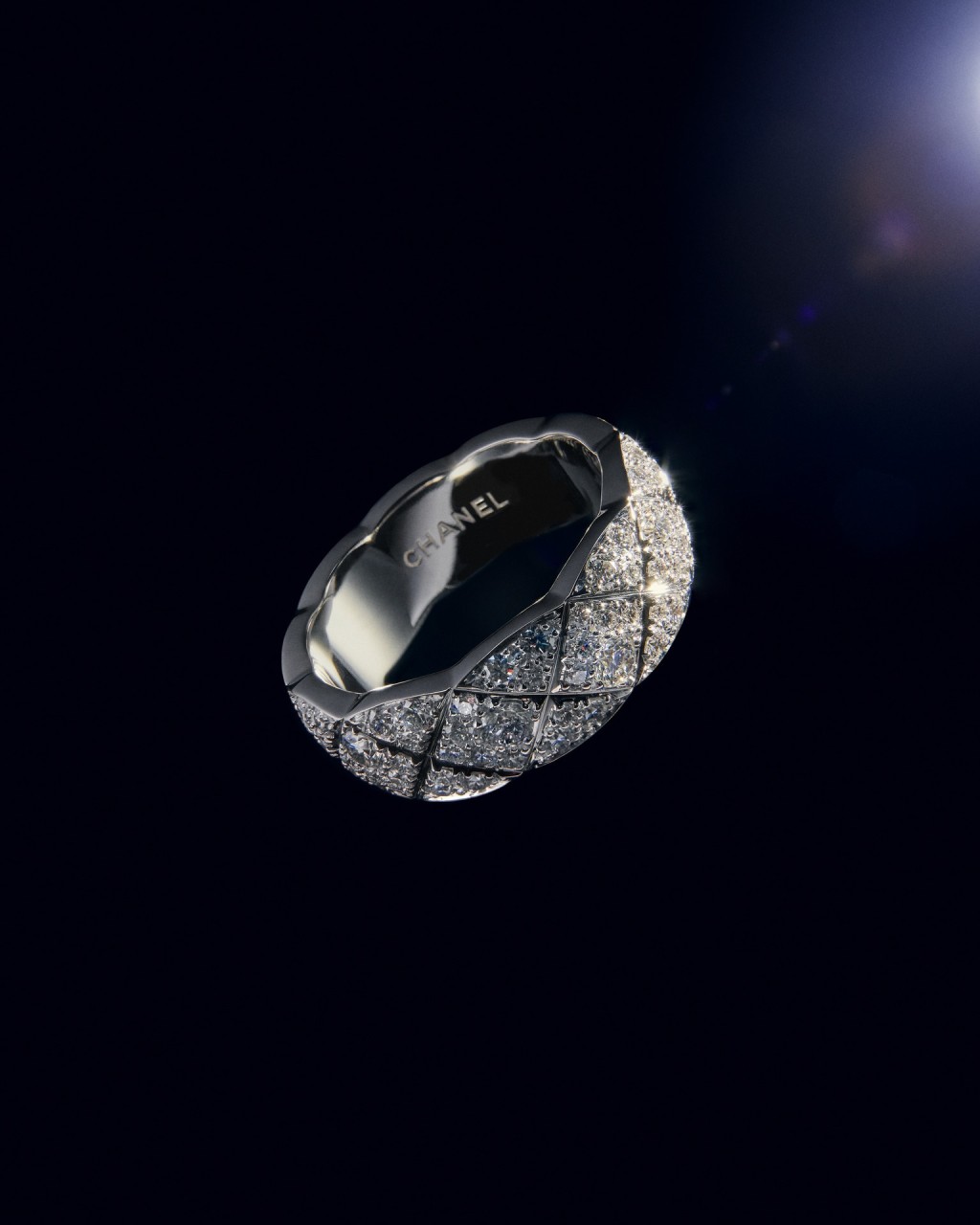 鑲嵌1.7卡鑽石的Coco Crush 18K白金指環/$112,700。